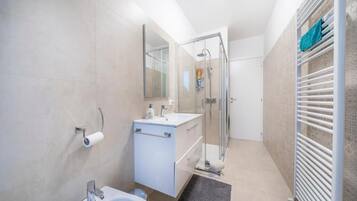 Dusche, Haartrockner, Bidet, Handtücher