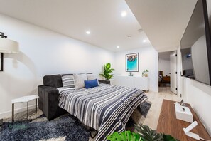 2 chambres, bureau, fer et planche à repasser, lit parapluie