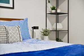 2 sovrum, skrivbord, strykjärn/strykbräda och resesäng