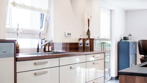 Kaffetrakter/tekoker, kjøleskap, mikrobølgeovn og ovn