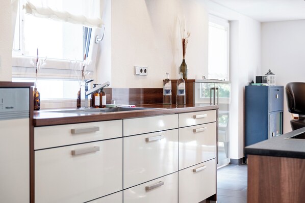 Réfrigérateur, four à micro-ondes, un four, surface de cuisson