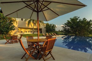 Outdoor dining - Luxury Punta Mita Golf Condo – Family Getaway, Private Pools & Beach Clubs (Nayarit)
