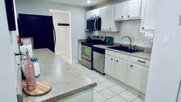 Een koelkast, een magnetron, een oven, een kookplaat