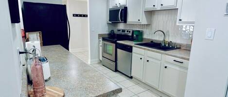 Jääkaappi, mikroaaltouuni, uuni, liesi