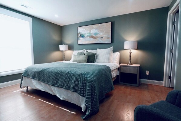 3 slaapkamers, een strijkplank/strijkijzer, gratis wifi, beddengoed