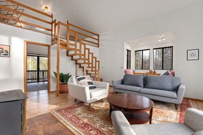 Smart TV, fireplace, DVD player, books - The Vista Knolls Woodland House               South Yuba River                (Nevada City)