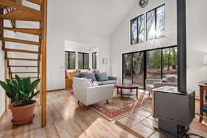 Smart TV, fireplace, DVD player, books - The Vista Knolls Woodland House               South Yuba River                (Nevada City)