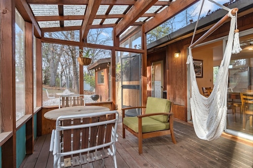 The Vista Knolls Woodland House                   Spring Blooms!