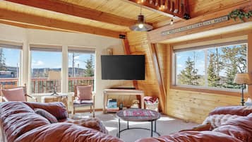 Smart-TV, Kamin, Videospiele, Bücher