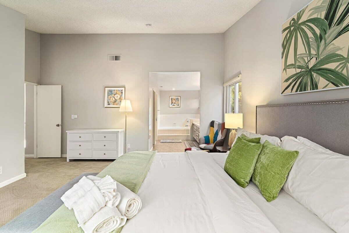 House (4 Bedrooms) | 4 bedrooms, laptop workspace, bed sheets