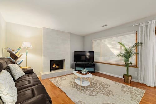 ハウス プライベートプール (4 Bedrooms) | リビング エリア | 43 インチの薄型テレビ (ケーブル放送視聴可)
