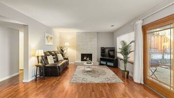 House (4 Bedrooms) | Living area | 43-inch flat-screen TV with cable channels