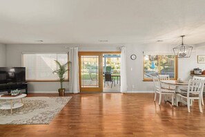 Hus - privat pool (4 Bedrooms) | Vardagsrum | 43-tums platt-tv med kabelkanaler