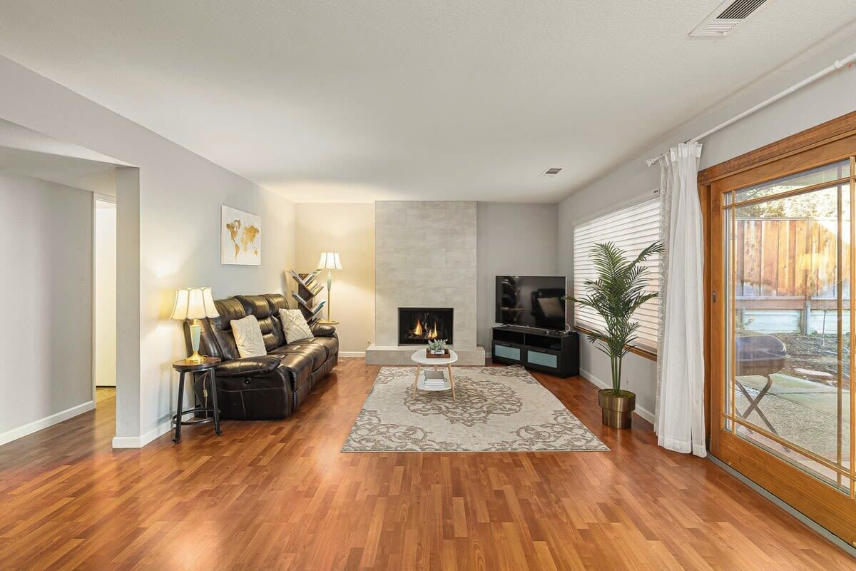 Casa, alberca privada (4 Bedrooms) | Área de sala de estar | Televisión de pantalla plana de 43 pulgadas con canales por cable 