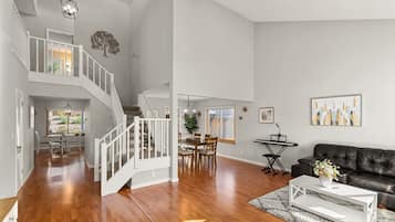 House, Private Pool (4 Bedrooms) | Living room | 43-inch flat-screen TV with cable channels
