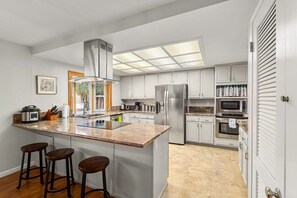 Maison, piscine privée (4 Bedrooms) | Cuisine privée | Four à micro-ondes, un four, cafétière à espresso, cafetière-théière