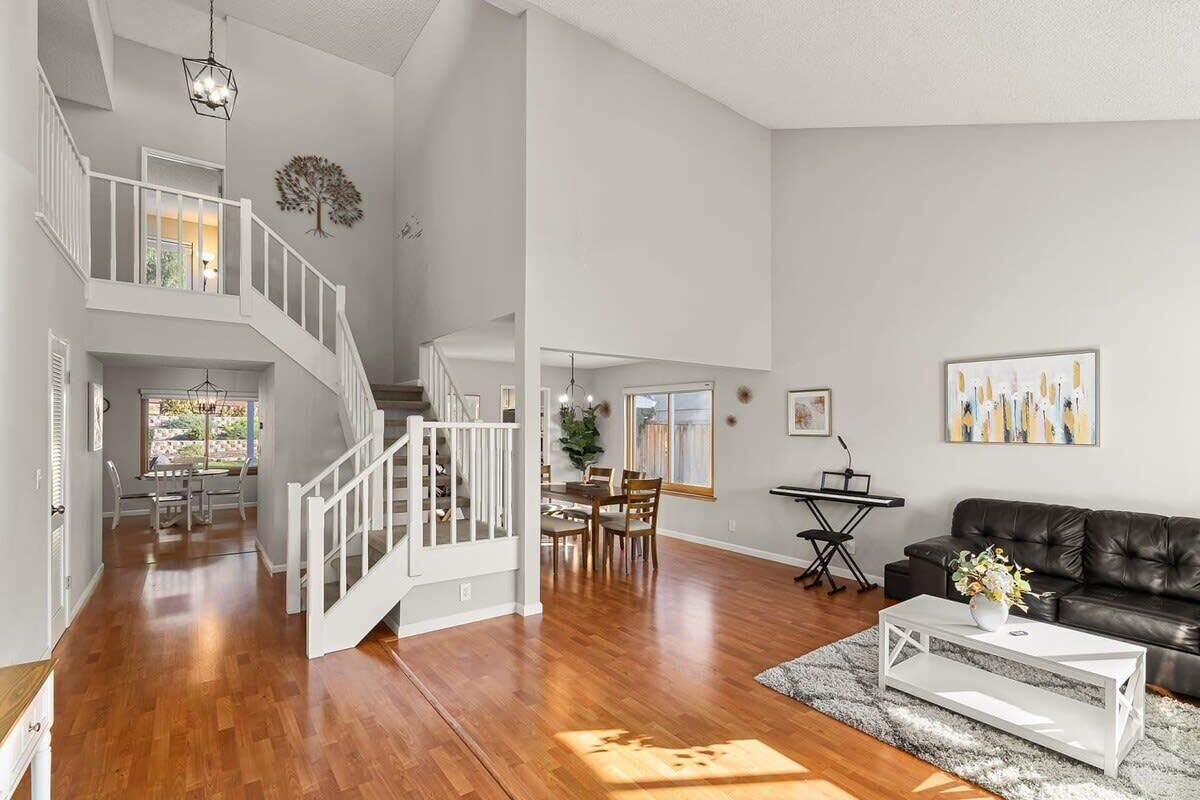 House (4 Bedrooms) | Living room | 43-inch flat-screen TV with cable channels