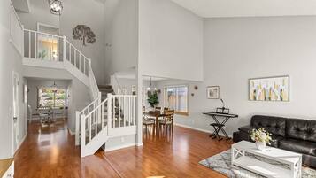 House (4 Bedrooms) | Living room | 43-inch flat-screen TV with cable channels