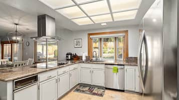 House (4 Bedrooms) | Private kitchen | Microwave, oven, coffee/tea maker