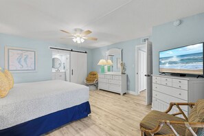 2 chambres, bureau, fer et planche à repasser, lit de bébé portatif