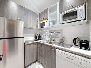 Réfrigérateur, four à micro-ondes, un four, lave-vaisselle