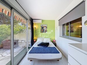 2 chambres, coffres-forts dans les chambres, fer et planche Ă repasser