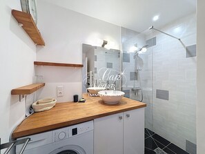 Douche, sĂšche-cheveux