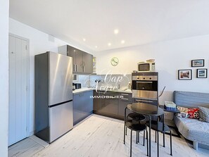 Réfrigérateur, four à micro-ondes, un four, lave-vaisselle