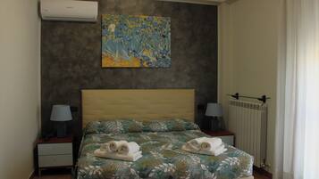 Camera Matrimoniale /DS Comfort | Cofres nos quartos, Wi-Fi de cortesia