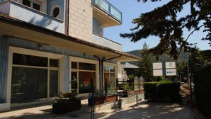 Un edificio moderno con ampie vetrate e un balcone.