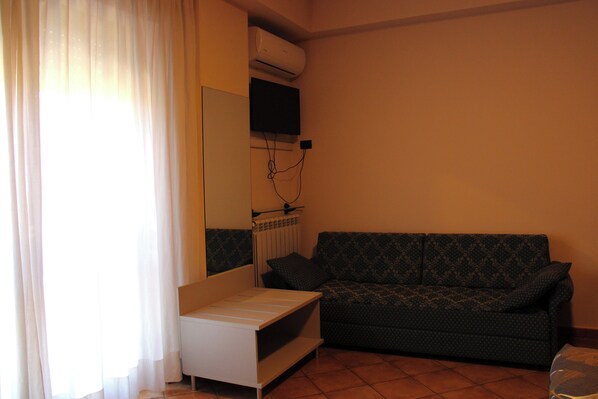 Habitació doble o amb dos llits individuals clàssica | Caixa forta a l'habitació i wifi gratuïta 