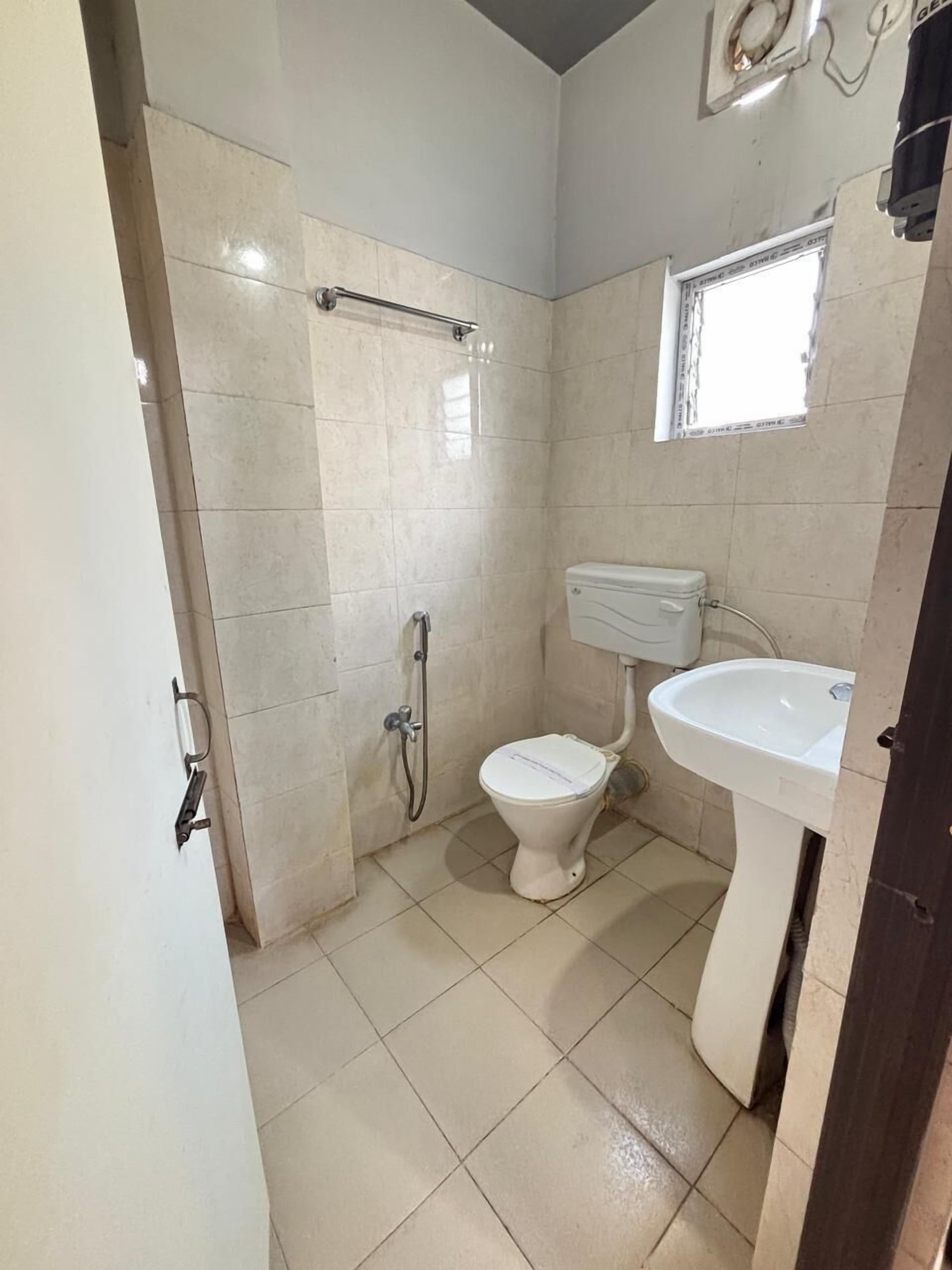 Habitación económica doble, vistas a la ciudad | Baño | Ducha, zapatillas, toallas y jabón