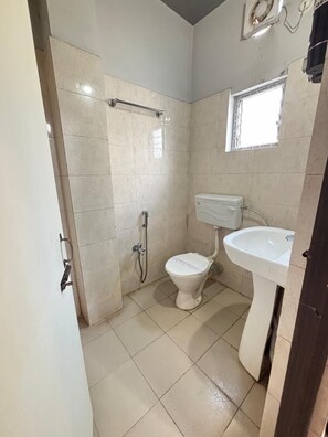 Kahden hengen economy-huone, kaupunkinäköala | Kylpyhuone | Suihku, pyyhkeet, saippua, sampoo