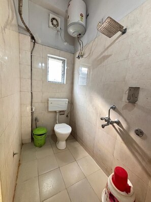 Economy-Doppelzimmer, Stadtblick | Badezimmer | Dusche, Handtücher, Seife, Shampoo