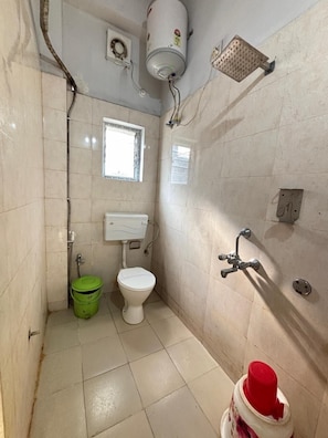 Economy-Doppelzimmer, Stadtblick | Badezimmer | Dusche, Handtücher, Seife, Shampoo
