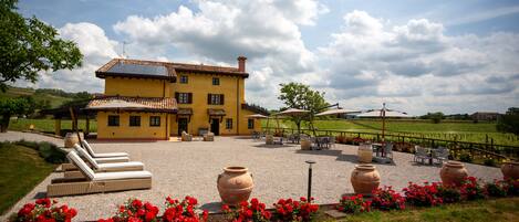 Vista frontal de la propiedad