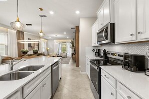 Kjøleskap, ovn, oppvaskmaskin og kaffetrakter/tekoker