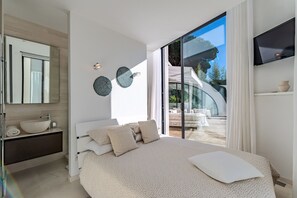 6 bedrooms, iron/ironing board, WiFi, bed sheets