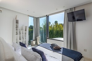 6 bedrooms, iron/ironing board, WiFi, bed sheets