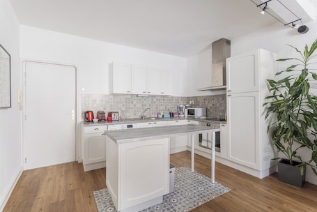 Apartment, Patio, City View | Private kitchen