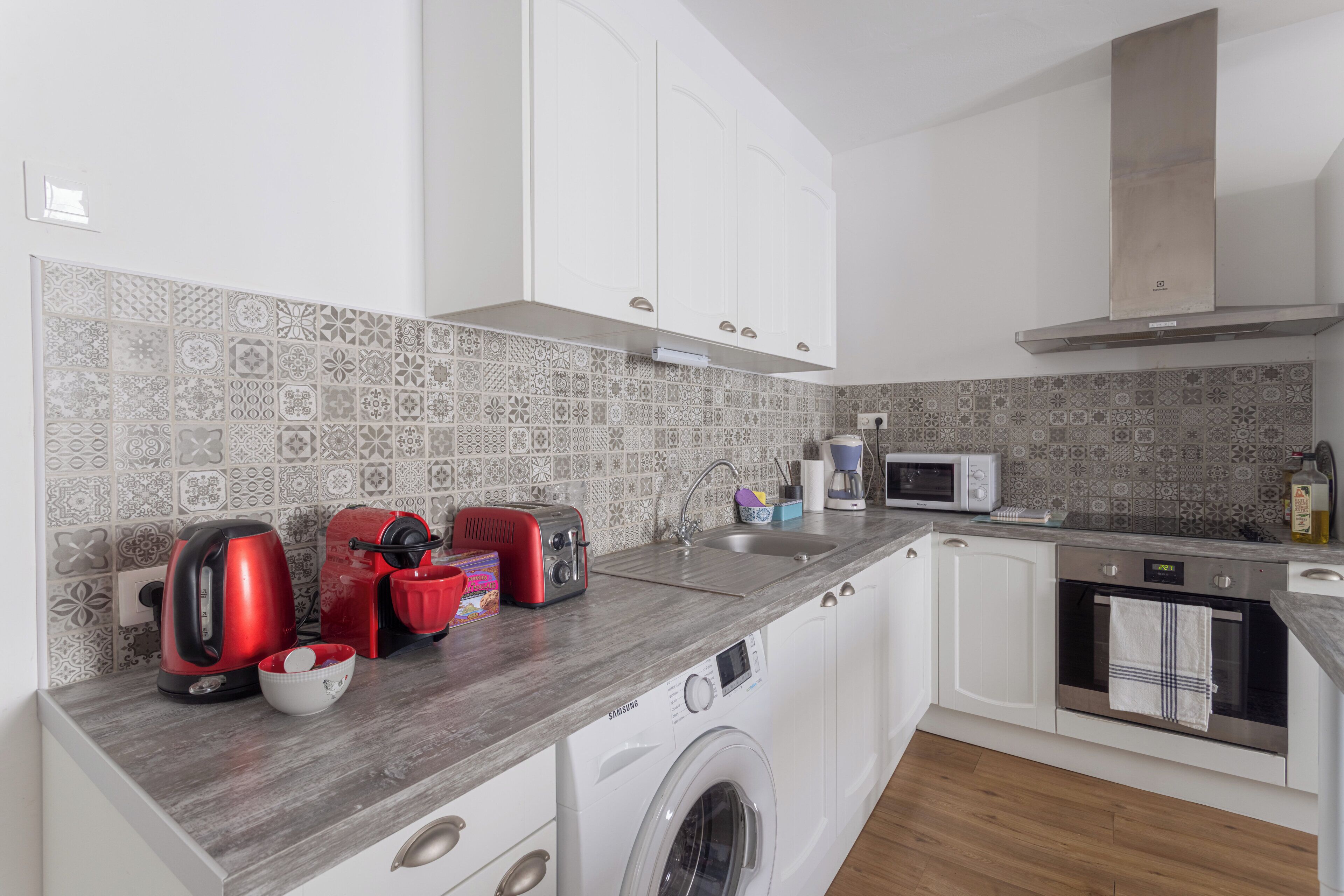 Apartment, Patio, City View | Dapur peribadi | Cerek elektrik, pembakar roti 