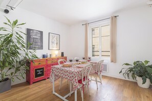 Leilighet, terrasse, byutsikt | Spisestue