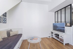 Leilighet, terrasse, byutsikt | Oppholdsområde | Flatskjerm-TV