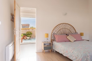 Appartement, patio, vue ville | Rideaux occultants, fer et planche à repasser