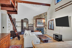 Smart TV, ping pong - Mountain Villa- Pool,game room, hot-tub, firepit (Hunter)