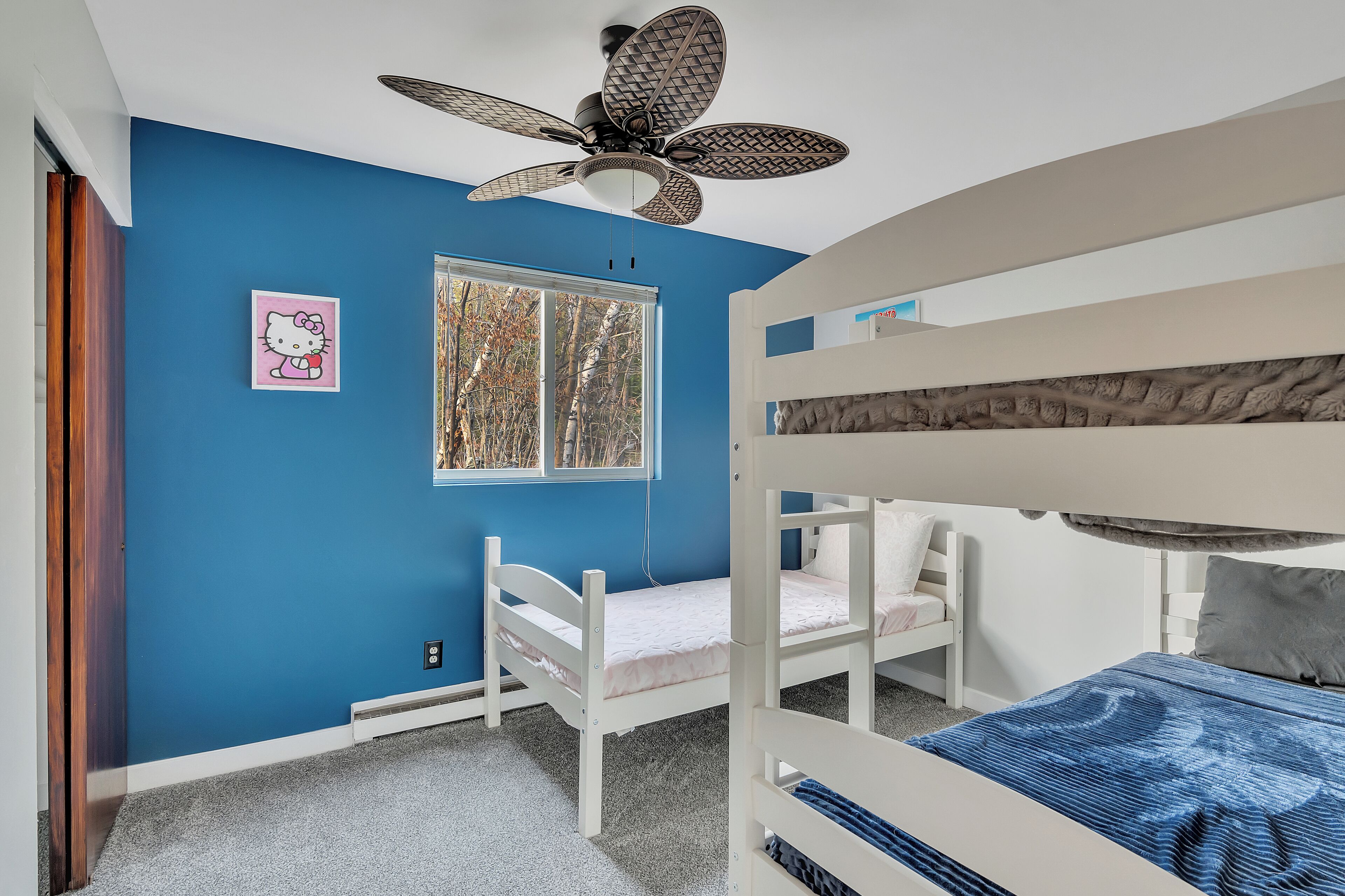 6 bedrooms, desk, free WiFi, bed sheets