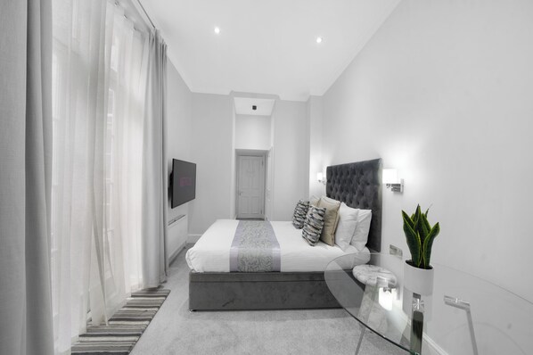 2 habitaciones, escritorio, tabla de planchar con plancha y wifi gratis 