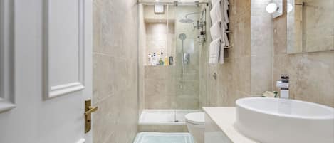 Douche, sĂšche-cheveux, bidet, savon