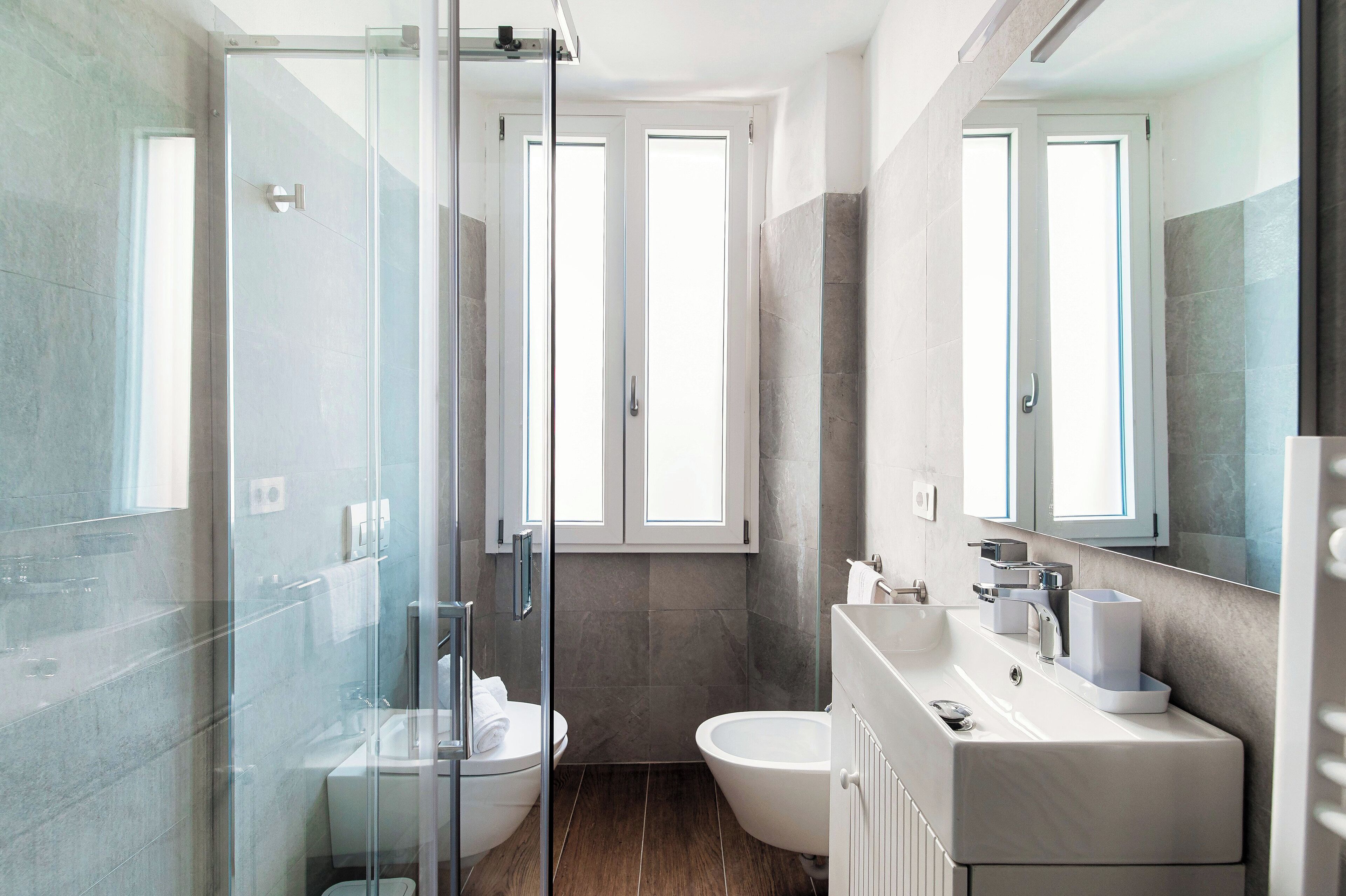 Monolocale Deluxe, vista lago parziale | Bagno | Doccia, asciugacapelli, asciugamani, sapone