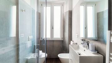 Monolocale Deluxe, vista lago parziale | Bagno | Doccia, asciugacapelli, asciugamani, sapone
